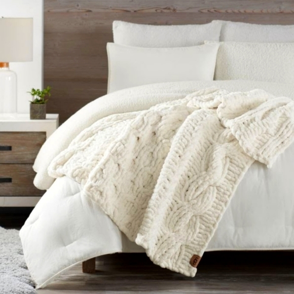UGG Bedding Retired Ugg Chunky Knit Clemens Throw Blanket 5 X 70 In